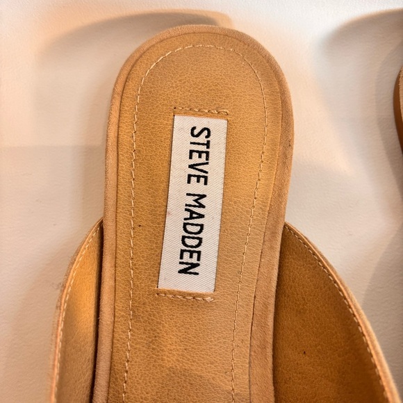 STEVE MADDEN Sz 9 Faine Slip On Light Tan Suede Pointy Mules Gold Toned Chain - Picture 5 of 14